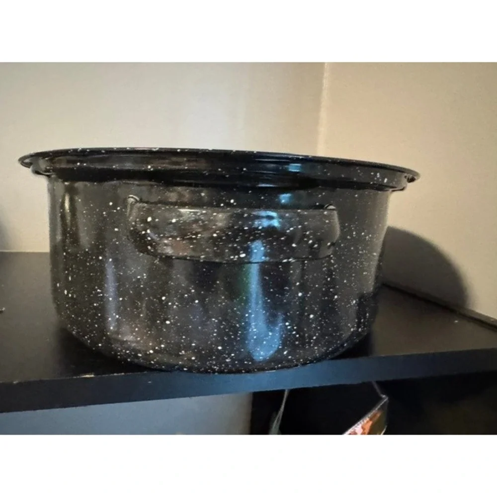 Granite Ware 15-inch oval roaster pan with a lid, speckled‎ black enamel finish.